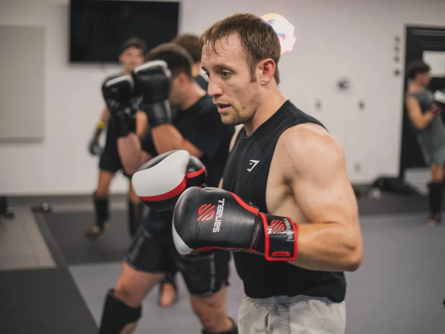 Entraînement de kickboxing avec des gants de boxe.